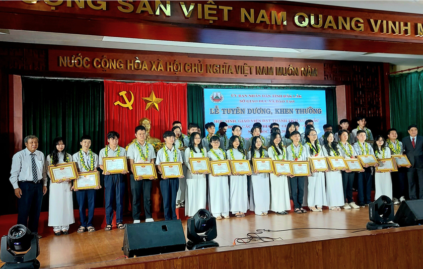 Hội Khuyến học tỉnh Đắk Lắk trao hơn 50 triệu đồng thưởng học sinh đoạt giải quốc gia - Ảnh 1.