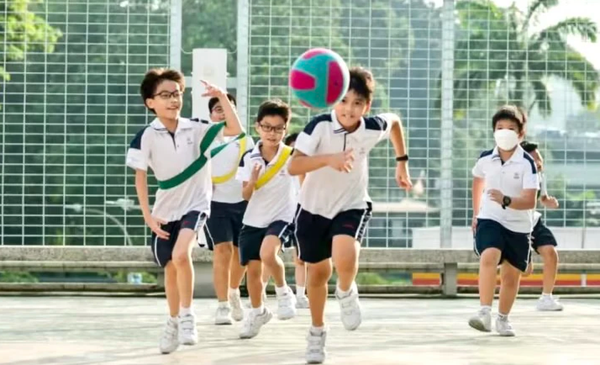 Nhiều trường học Singapore nới lỏng quy định về đồng phục học sinh vì nắng nóng kỷ lục - Ảnh 1.
