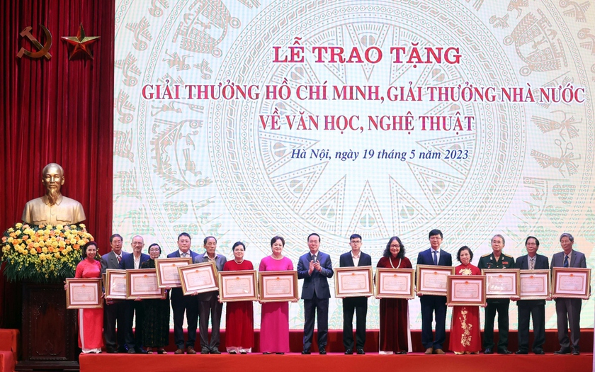 Chủ tịch nước trao Giải thưởng Hồ Chí Minh cho tác giả, đại diện gia đình các tác giả. Ảnh: VOV.