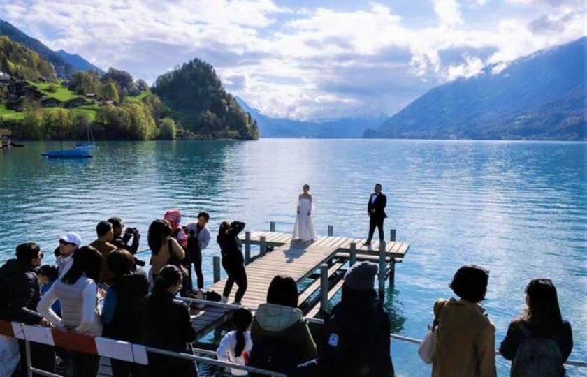 Du lịch Thụy Sĩ: Phim trường "Hạ cánh nơi anh" bùng nổ du khách châu Á - Ảnh 2.