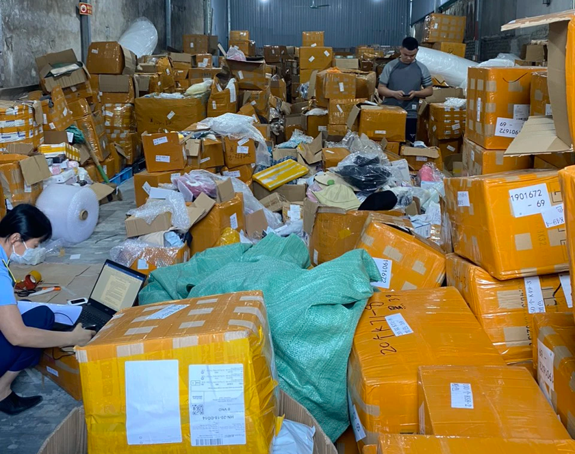 Hà Nội: Tạm giữ hơn 28.000 mỹ phẩm, đồ gia dụng không rõ nguồn gốc, xuất xứ - Ảnh 1.