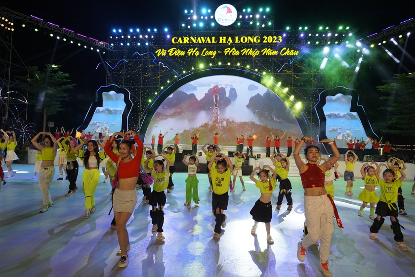 Quảng Ninh: Hàng vạn người hòa mình vào lễ hội Carnaval Hạ Long 2023 - Ảnh 1.