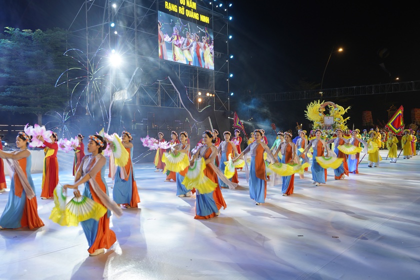 Quảng Ninh: Hàng vạn người hòa mình vào lễ hội Carnaval Hạ Long 2023 - Ảnh 2.