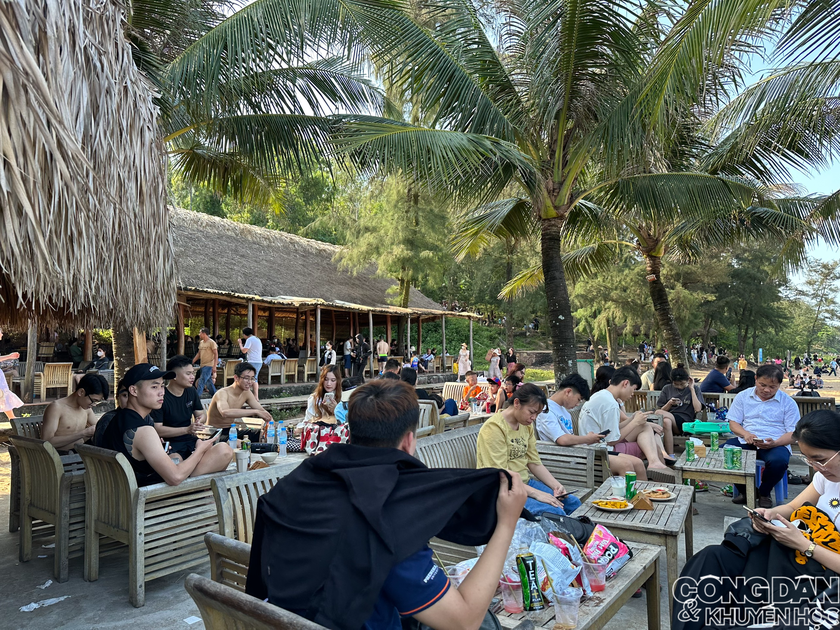 Bãi Đông Thanh Hóa thu hút một lượng lớn du khách vào dịp nghỉ lễ - Ảnh 4.