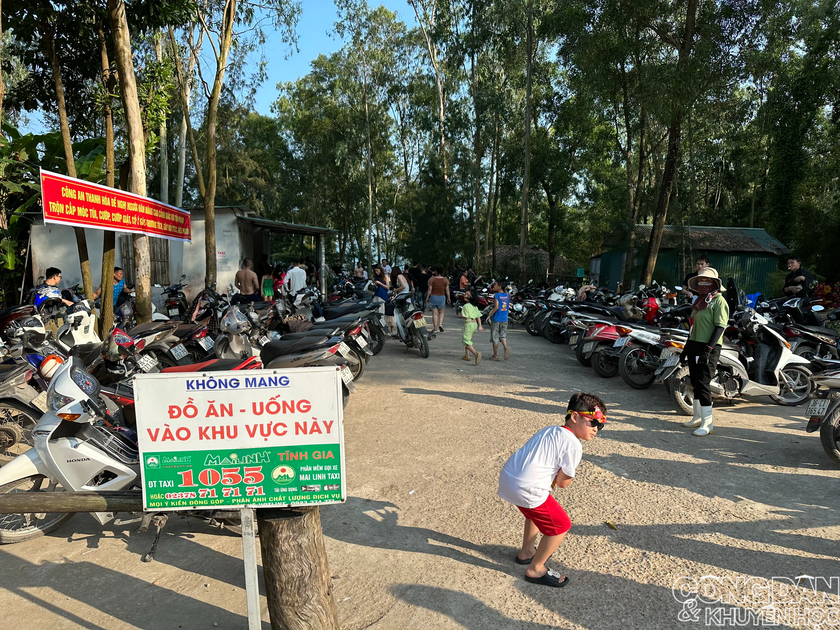 Bãi Đông Thanh Hóa thu hút một lượng lớn du khách vào dịp nghỉ lễ - Ảnh 10.
