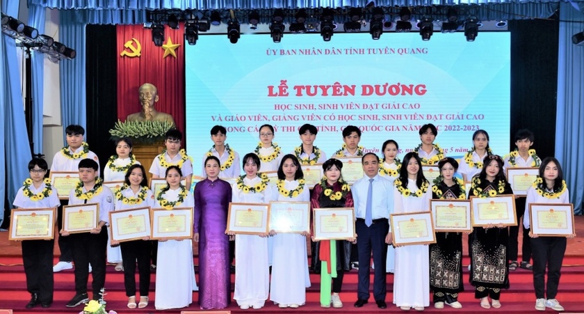 Tuyên Quang: Tuyên dương, khen thưởng 190 học sinh, sinh viên đạt giải trong các kỳ thi chọn học sinh giỏi - Ảnh 1.