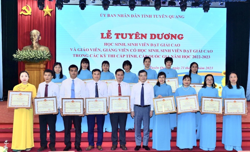 Tuyên Quang: Tuyên dương, khen thưởng 190 học sinh, sinh viên đạt giải trong các kỳ thi chọn học sinh giỏi - Ảnh 3.