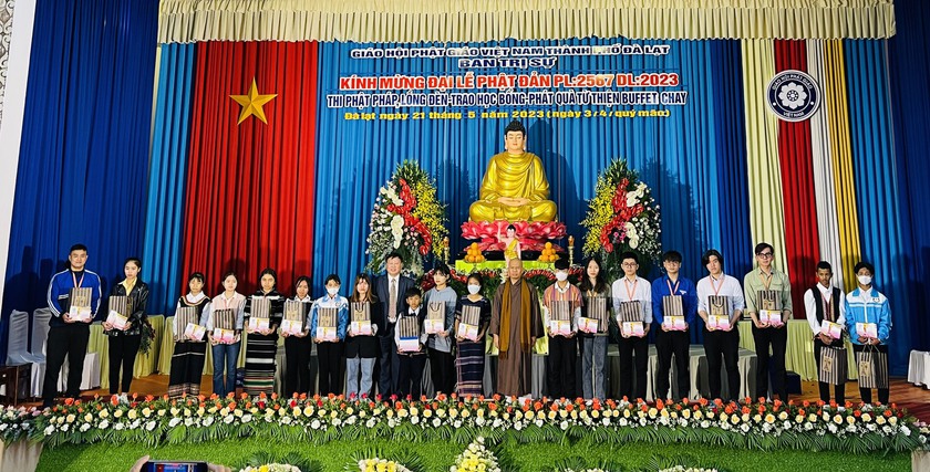 Lâm Đồng: Trao 100 triệu đồng học bổng tặng sinh viên, học sinh hoàn cảnh đặc biệt khó khăn - Ảnh 1.