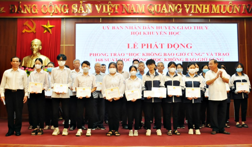 Nam Định: Phát động phong trào “Học không bao giờ cùng” tại huyện Giao Thủy, trao 168 suất học bổng tặng học sinh hiếu học - Ảnh 4.