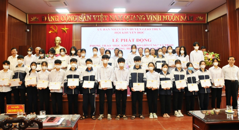 Nam Định: Phát động phong trào “Học không bao giờ cùng” tại huyện Giao Thủy, trao 168 suất học bổng tặng học sinh hiếu học - Ảnh 3.