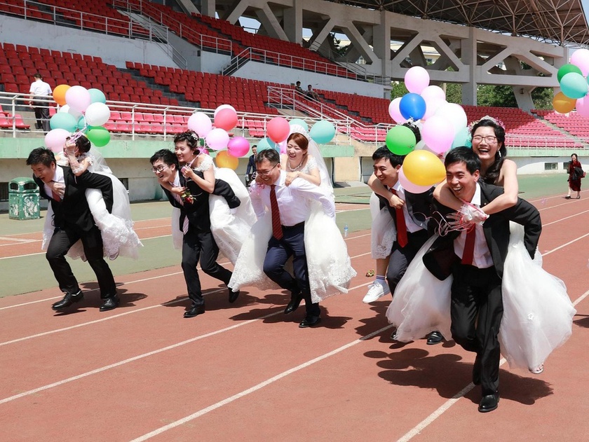 Học viện ở Trung Quốc tạo điều kiện để sinh viên kết hôn - Ảnh 1.
