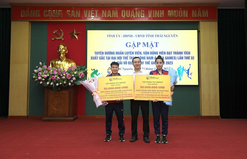 Hai cầu thủ nữ Thái Nguyên T&T nhận thưởng sau khi giành vàng tại SEA Games 32 - Ảnh 1.