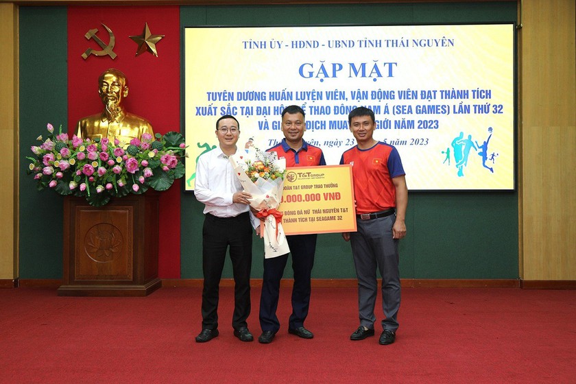 Hai cầu thủ nữ Thái Nguyên T&T nhận thưởng sau khi giành vàng tại SEA Games 32 - Ảnh 2.