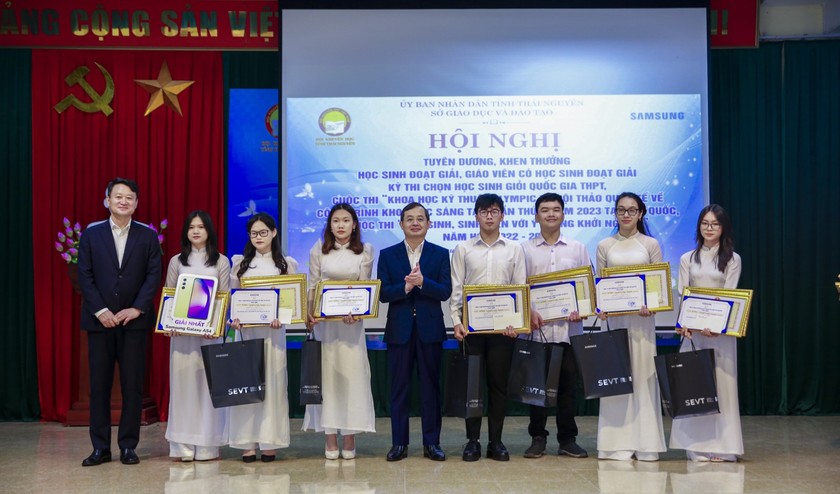 Thái Nguyên: Tuyên dương, khen thưởng học sinh đoạt giải quốc gia, quốc tế năm học 2022-2023 - Ảnh 1.
