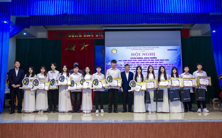 Thái Nguyên: Tuyên dương, khen thưởng học sinh đoạt giải quốc gia, quốc tế năm học 2022-2023 - Ảnh 2.