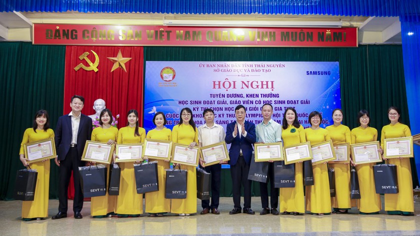 Thái Nguyên: Tuyên dương, khen thưởng học sinh đoạt giải quốc gia, quốc tế năm học 2022-2023 - Ảnh 3.