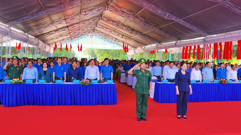 Phó Chủ tịch nước Võ Thị Ánh Xuân chủ trì Lễ chào cờ chủ quyền tại Cà Mau; Thanh niên tình nguyện Hè 2023 - Ảnh 1.
