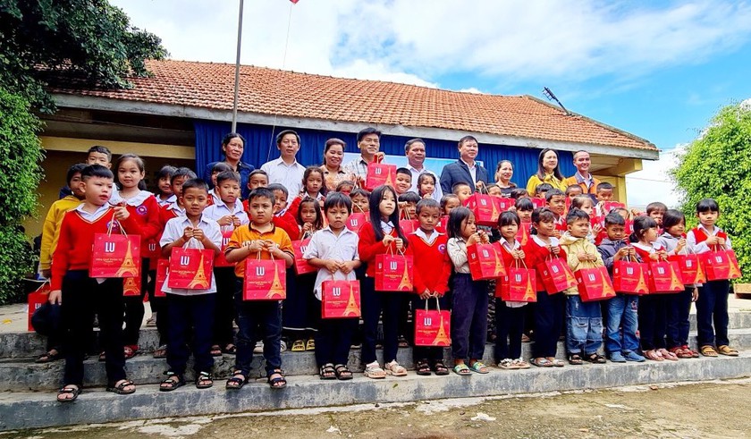 Hội Khuyến học tỉnh Lâm Đồng tổ chức chương trình Vui Tết thiếu nhi cho học sinh vùng khó khăn - Ảnh 2.