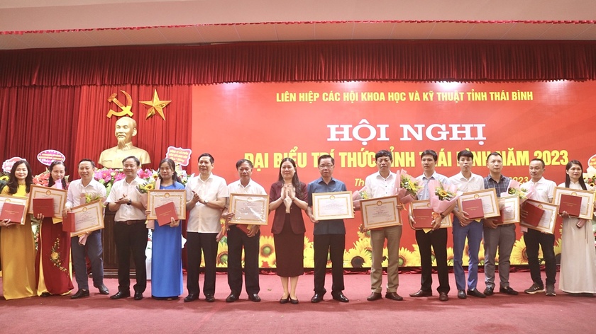 Thái Bình: Khen thưởng 18 tấm gương xuất sắc tiêu biểu trong phong trào “Học không bao giờ cùng” giai đoạn 2018-2023 - Ảnh 1.