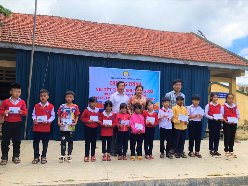 Hội Khuyến học tỉnh Lâm Đồng tổ chức chương trình Vui Tết thiếu nhi cho học sinh vùng khó khăn - Ảnh 1.