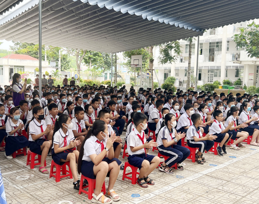 Bình Dương: Bàn giao công trình &quot;Mái che sân trường&quot; cho Trường Tiểu học Phú Tân - Ảnh 1.
