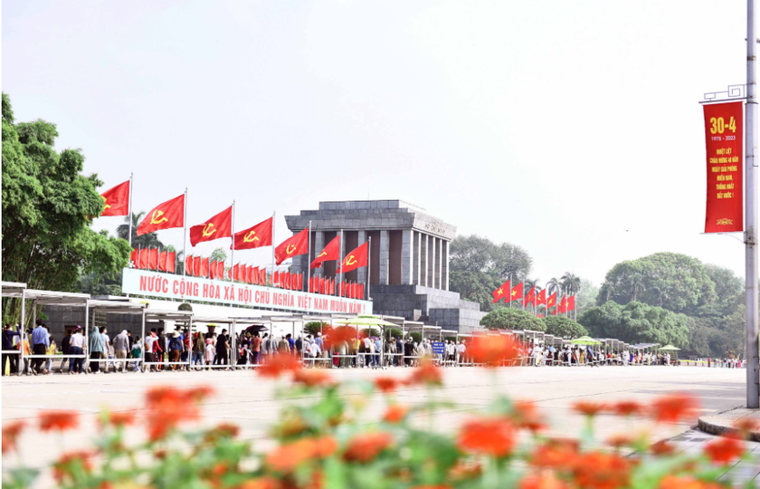 Hơn 52 nghìn lượt khách vào Lăng viếng Chủ tịch Hồ Chí Minh trong 3 ngày nghỉ lễ - Ảnh 1.