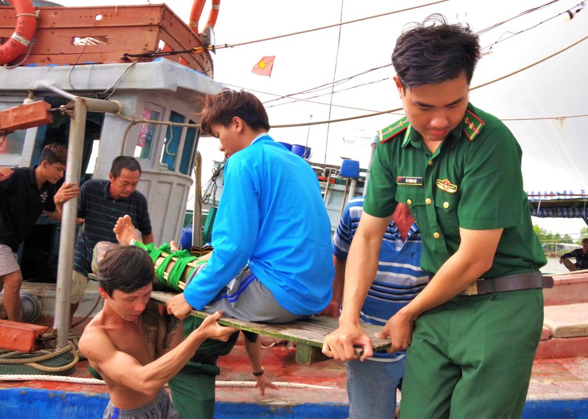 Cà Mau: Kịp thời hỗ trợ ngư dân gặp nạn trên biển - Ảnh 1.