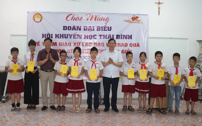Hội Khuyến học tỉnh Thái Bình tặng quà học sinh giáo xứ Lạc Đạo vượt khó, hiếu học - Ảnh 1.