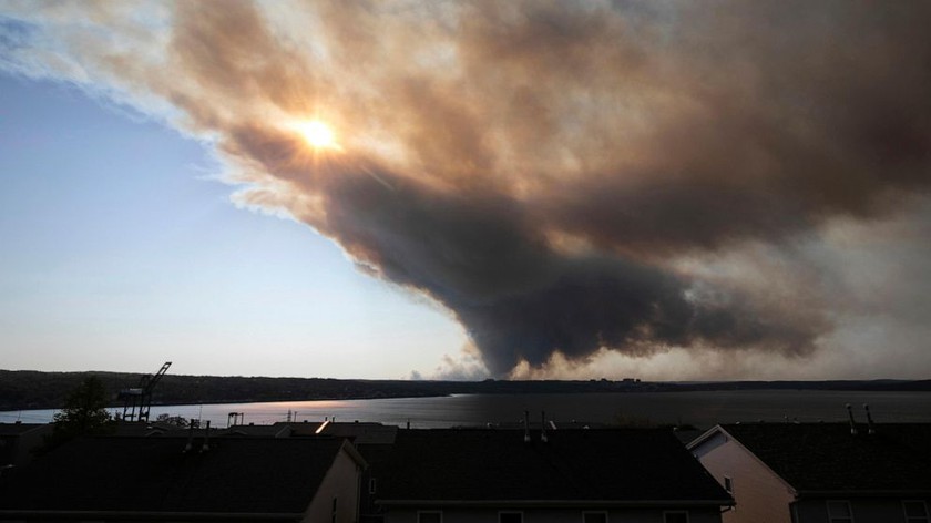 Cháy rừng dữ dội làm 18.000 người phải sơ tán ở Canada - Ảnh 2.