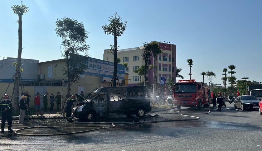 Hải Phòng: Xe ô tô 16 chỗ bốc cháy dữ dội trên đường phố - Ảnh 1.
