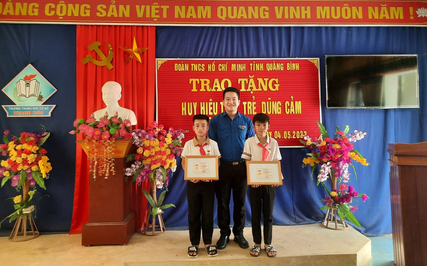 Quảng Bình: Trao tặng Huy hiệu “Tuổi trẻ dũng cảm” cho học sinh cứu người bị đuối nước - Ảnh 1.