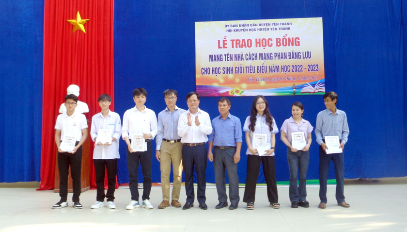 Nghệ An: Trao học bổng mang tên nhà cách mạng Phan Đăng Lưu tặng học sinh giỏi tiêu biểu - Ảnh 1.