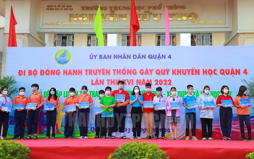 Thành phố Hồ Chí Minh: Đi bộ gây quỹ khuyến học gần 1 tỉ đồng - Ảnh 2.