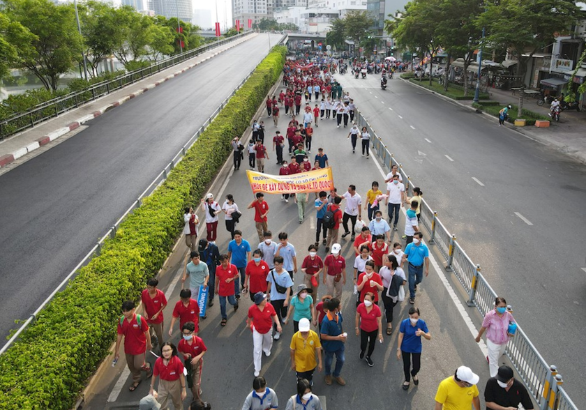 Thành phố Hồ Chí Minh: Đi bộ gây Quỹ Khuyến học gần 1 tỉ đồng - Ảnh 1.