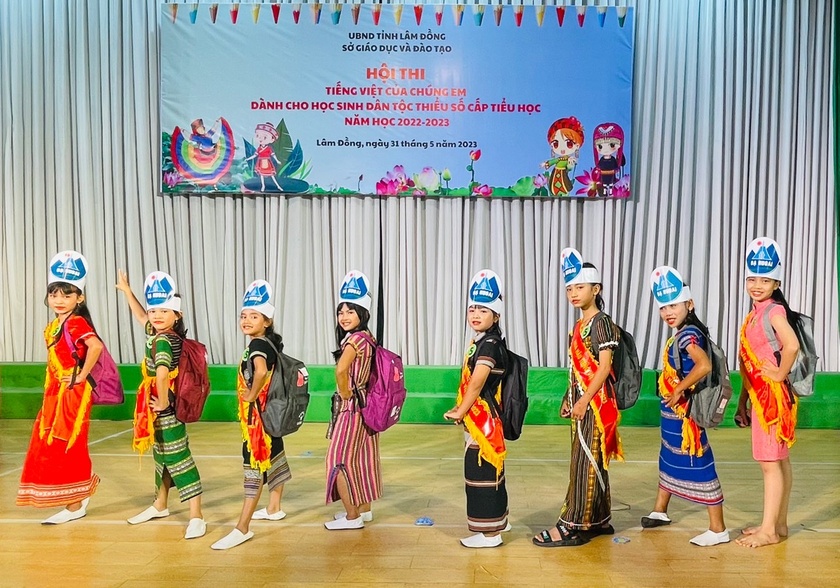Lâm Đồng: Trao quà tặng 288 học sinh dân tộc thiểu số tham gia hội thi &quot;Tiếng Việt của chúng em&quot; - Ảnh 2.