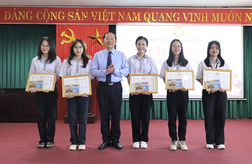 Hội Khuyến học tỉnh Quảng Bình trao thưởng 28 học sinh giỏi đạt giải quốc gia - Ảnh 3.