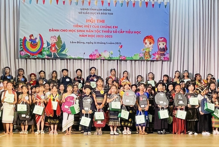 Lâm Đồng: Trao quà tặng 288 học sinh dân tộc thiểu số tham gia hội thi &quot;Tiếng Việt của chúng em&quot; - Ảnh 3.