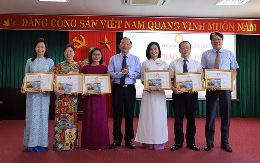 Hội Khuyến học tỉnh Quảng Bình trao thưởng 28 học sinh giỏi đạt giải quốc gia - Ảnh 4.