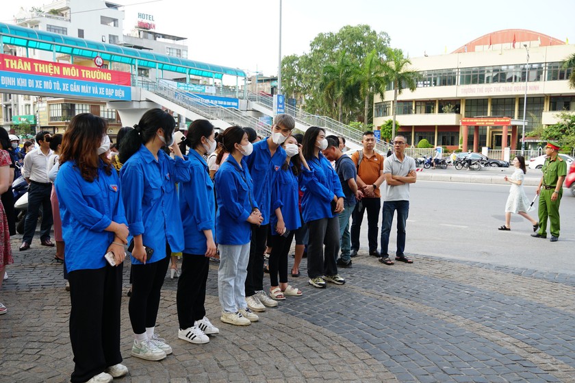 Quảng Ninh: Thi tuyển sinh vào lớp 10, nhiều thí sinh đến điểm thi sớm trước cả tiếng - Ảnh 3.