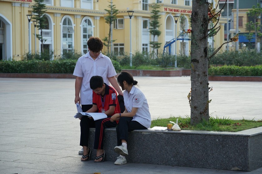 Quảng Ninh: Thi tuyển sinh vào lớp 10, nhiều thí sinh đến điểm thi sớm trước cả tiếng - Ảnh 2.