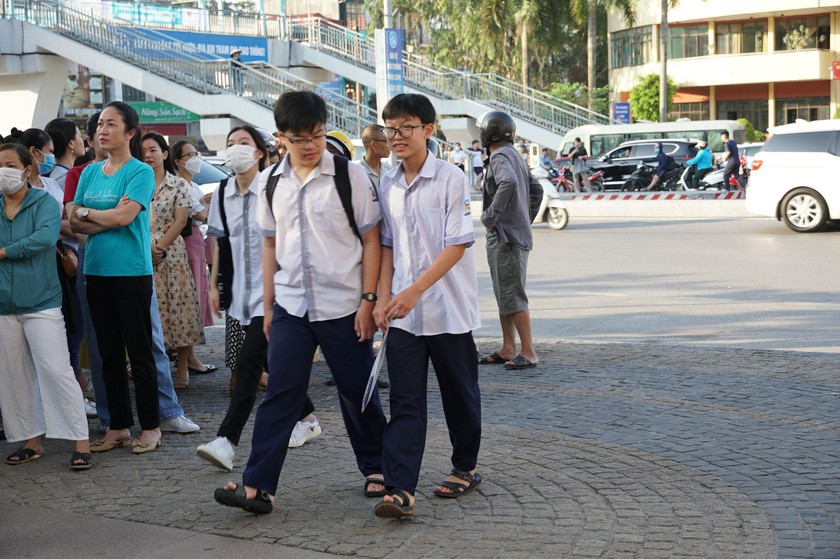 Quảng Ninh: Thi tuyển sinh vào lớp 10, nhiều thí sinh đến điểm thi sớm trước cả tiếng - Ảnh 1.