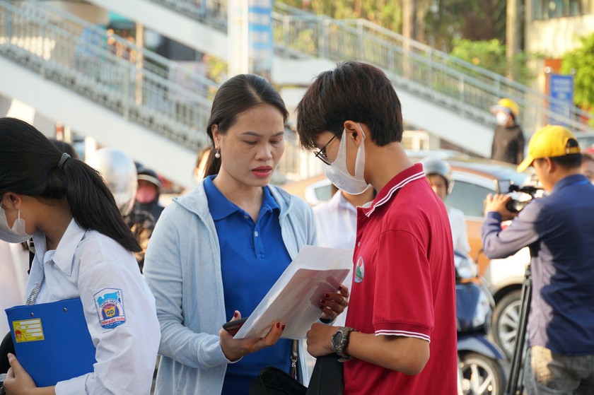 Quảng Ninh: Thi tuyển sinh vào lớp 10, nhiều thí sinh đến điểm thi sớm trước cả tiếng - Ảnh 7.