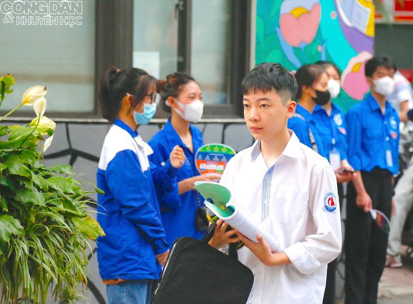 Sĩ tử Hà Nội luyện hơn trăm đề thi để giành suất vào lớp 10 công lập - Ảnh 1.