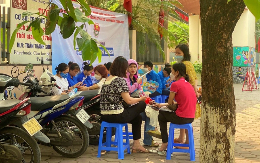 Thi vào lớp 10 tại Hà Nội: Phụ huynh căng thẳng chờ thí sinh kết thúc môn Toán quan trọng - Ảnh 6.