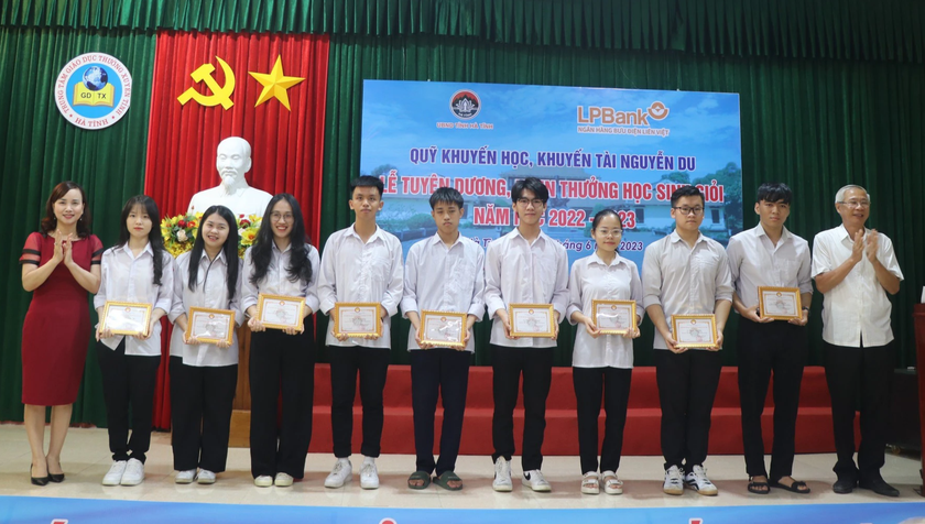 Hà Tĩnh trao thưởng hơn nửa tỉ đồng tặng giáo viên, học sinh giỏi - Ảnh 1.