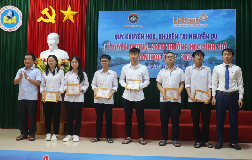 Hà Tĩnh trao thưởng hơn nửa tỉ đồng tặng giáo viên, học sinh giỏi - Ảnh 2.