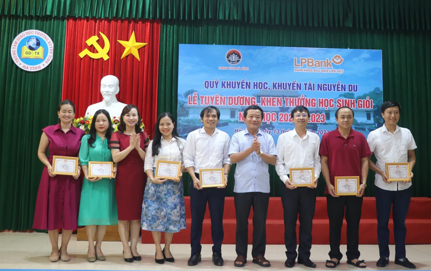 Hà Tĩnh trao thưởng hơn nửa tỉ đồng tặng giáo viên, học sinh giỏi - Ảnh 4.