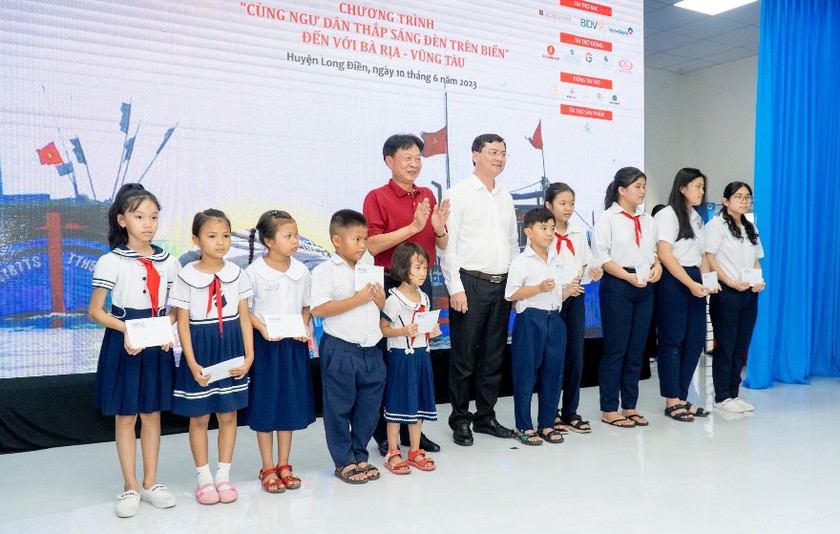 Agribank chung tay tháo gỡ thẻ vàng IUU cho hải sản Việt - Ảnh 1.
