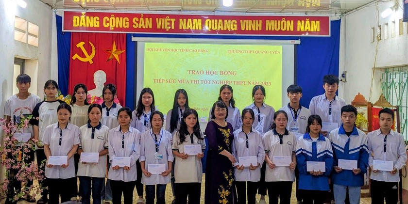 Cao Bằng: Trao 60 suất học bổng tặng học sinh hoàn cảnh khó khăn tham gia kỳ thi tốt nghiệp trung học phổ thông 2023 - Ảnh 1.