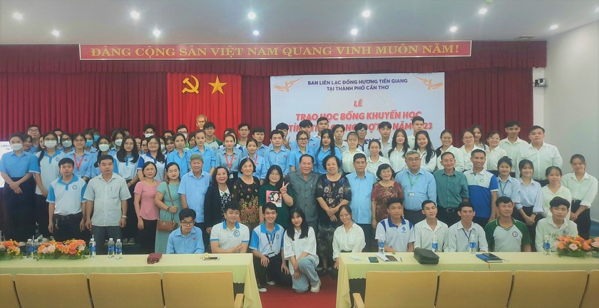 Hội Khuyến học tỉnh Tiền Giang: Trao 110 triệu đồng tặng sinh viên vượt khó, hiếu học - Ảnh 1.